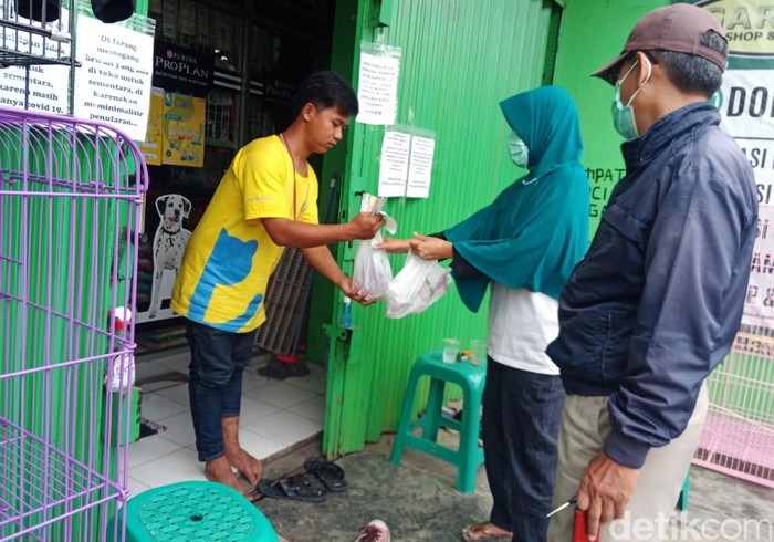 Sebuah pet shop di kawasan Pondok Gede, Bekasi memberlakukan antri di luar kepada para pelanggannya untuk mencegah Penularan COVID-19. Berikut penampakannya.