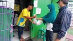 Cegah Corona, Pelanggan Pet Shop Antre di Luar Toko