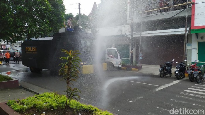 Mobil water canon semprotkan disinfektan