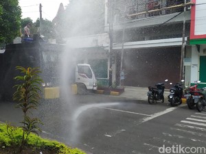 Corona Pandemi, Jalan Protokol di Cianjur-Karawang Disemprot Disinfektan