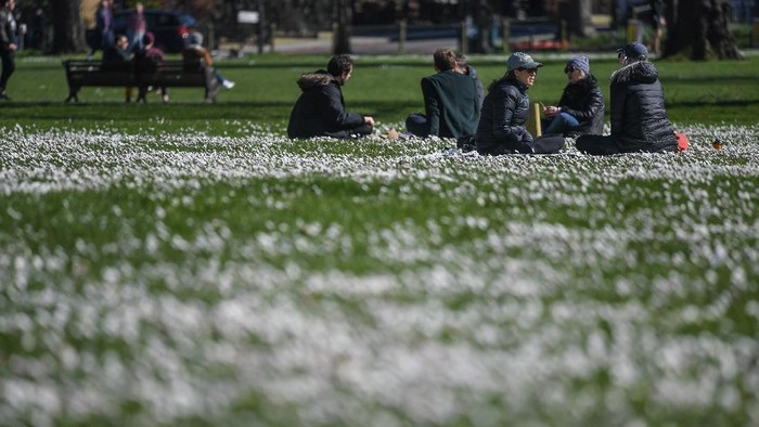 LONDON, ENGLAND  - MARCH 22: People are seen sitting among daisies on Clapham Common on March 22, 2020 in London, United Kingdom. British Prime Minister Boris Johnson urged that people dont visit their parents this Mothering Sunday to curb the spread of COVID-19, which has killed 233 people in the UK.  (Photo by Peter Summers/Getty Images)