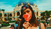 Liburan di Disney Sea, Andrea segarkan tenggorokan dengan menikmati es krim Minnie Mouse. Lebih cute mana nih? Foto: Instagram andreadianbimo