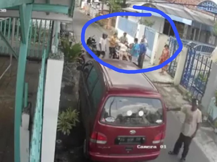 Video ibu dan balita bermotor menabrak pintu mobil yang dibuka seorang sopir viral di media sosial. Kecelakaan tersebut terjadi di Jombang.