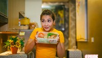 “Makan sehat, enak & budjet murah?? Bisa ga ya?,” tulis Andrea. Wanita yang hobi olahraga ini kelihatan awet muda ya? Foto: Instagram andreadianbimo