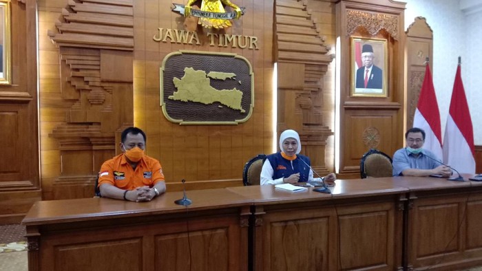 Gubernur Jawa Timur Khofifah jumpa pers di grahadi