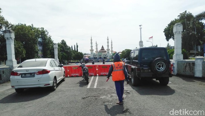 Wali Kota Tegal menutup sejumlah ruas jalan dan mematikan lampu PJU untuk emngurangi kerumunan warga, Senin (23/3/2020).