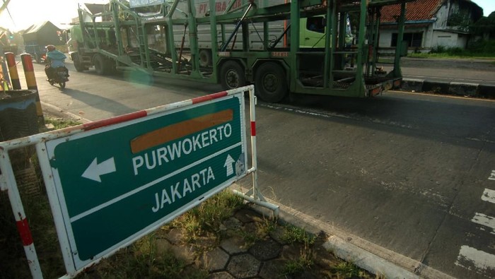 Tegal Lockdown Imbas Corona Pemerintah Kota Tegal melakukan Lockdown lokal dengan menutup jalur pantura dari arah Jawa Tengah maupun arah Jakarta sehingga kendaraan dialihkan ke Jalur Lingkar Utara (Jalingkut) mulai hari Senin (23/3/2020) hingga 14 hari mendatang.