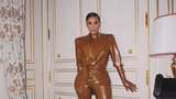 Demi Tampil Stylish, Kim Kardashian Setengah Mati Pakai Baju Latex