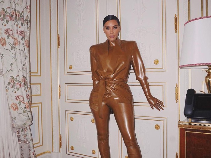 Kim Kardashian Pakai Baju Latex