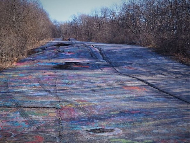 Kebakaran yang terjadi di kota ini sangat sulit dipadamkan, sehingga pada tahun 1980-an pemerintah memutuskan untuk merelokasi sebanyak mungkin penduduk dan menyediakan uang lebih dari Rp 698 milyar untuk membantu para penduduk di sana. Foto: Instagram @lifemomentsllc