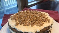 Blueberry carrot cake ini disajikan dengan buttercream yang dibuat dari jamu dan madu hasil @Jsamtaylor. Foto: Twitter