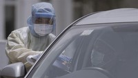 Saat lockdown, pemerintah Malaysia melarang warganya untuk keluar rumah dengan jarak 100 meter. Jika melanggar akan dikenakan denda uang dan penjara. Jika ingin keluar mereka harus mengisi formulir semisal ijin untuk membeli logistik. 
