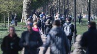 Gambar ini diambil pada Minggu (22/3) di Clapham Common, London. Dua hari setelah Perdana Menteri Boris Johnson mengatakan akan mempertimbangkan melakukan lockdown karena penyebaran virus coron (Getty Images/Peter Summers)
