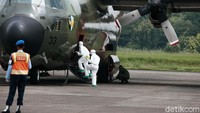 Petugas PMI masuk ke dalam kabin pesawat.