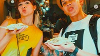 Petualangan Andrea dan Ganindra saat ke Jepang juga membawa mereka mampir ke Pasar Ikan Tsukiji. Mereka mencicipi berbagai olahan sushi dan seafood segar. Oishii! Foto: Instagram andreadianbimo
