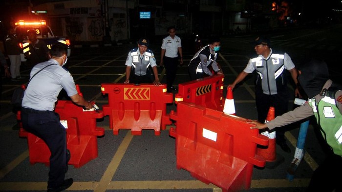 Tegal Lockdown Imbas Corona Pemerintah Kota Tegal melakukan Lockdown lokal dengan menutup jalur pantura dari arah Jawa Tengah maupun arah Jakarta sehingga kendaraan dialihkan ke Jalur Lingkar Utara (Jalingkut) mulai hari Senin (23/3/2020) hingga 14 hari mendatang.