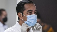 Jokowi tiba di Wisma Atlet Kemayoran, Jakarta Pusat, Senin (23/3/2020) pukul 09.04 WIB. Jokowi tampak mengenakan kemeja putih dan masker bedah lengkap dengan sarung tangan latex. Antara Foto/Hafidz Mubarak A.