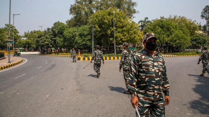 PM India Narendra Modi meminta warganya untuk mengisolasi diri selama 14 jam guna membatasi penyebaran COVID-19. Begini suasana di New Delhi, India.