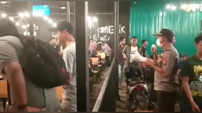 Cegah Corona, Polisi Bubarkan Pengunjung Kafe di Surabaya