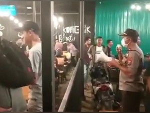 Cegah Corona, Polisi Bubarkan Pengunjung Kafe di Surabaya