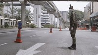 Pasukan militer Malaysia berjaga di jalan untuk memastikan kondisi jalan steril dari warga.