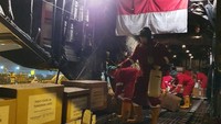 Pesawat itu diketahui mengangkut sejumlah alat kesehatan berupa disposable masks, n95 masks, protective  clothing, goggles, gloves, shoe covers, infrared thermometer, dan surgical caps. Istimewa/Dok. Puspen TNI.