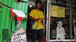 Cegah Corona, Pelanggan Pet Shop Antre di Luar Toko