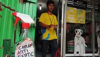 Pemililk toko juga menyediakan fasilitas antiseptik di pet shop tersebut.