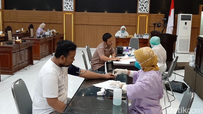 Sebanyak 30 anggota DPRD Kota Probolinggo menjalani tes virus corona. Itu dilakukan karena mereka usai kunjungan kerja (kunker) ke beberapa daerah di Indonesia.