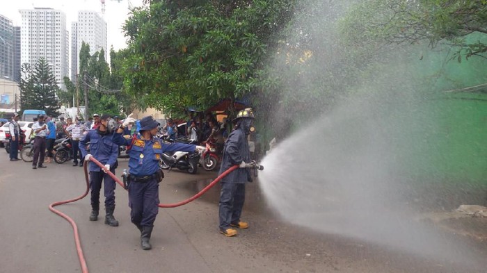 Penyemprotan disinfektan di Bekasi