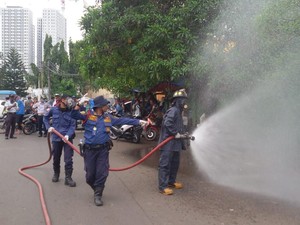 Cegah Corona, Jalan Protokol di Bekasi Disemprot Disinfektan
