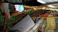 Tebing longsor itu diketahui menimpa sebuah rumah yang berada di bawahnya.  