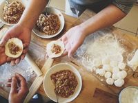 Bikin Ngakak! PRT Ini Jahit Dumpling Pakai Benang Sungguhan
