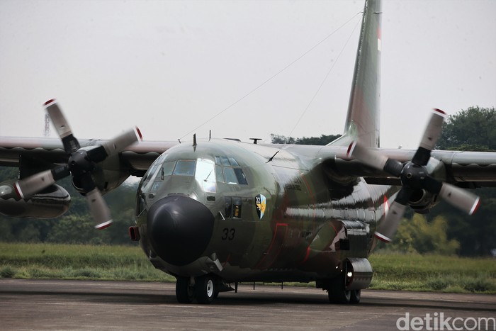 Pesawat Hercules TNI Pengangkut Alkes Corona Tiba di Jakarta Pesawat Hercules C-130 yang mengangkut alat medis untuk penanganan Corona dari China tiba di Jakarta. Pesawat itu mendarat di Bandara Halim Perdanakusuma.