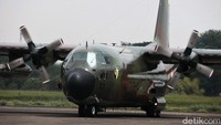 Pesawat Hercules C-130 TNI yang membawa alat kesehatan dari Shanghai, China, telah mendarat di Bandara Halim Perdanakusuma, Jakarta, Senin (23/3/2020).  