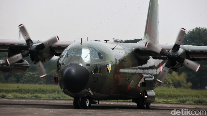 Pesawat Hercules C-130 yang mengangkut alat medis untuk penanganan Corona dari China tiba di Jakarta. Pesawat itu mendarat di Bandara Halim Perdanakusuma.