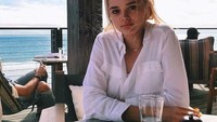 Selain itu ia juga dikenal doyan kulineran. Hal tersebut juga tampak pada foto yang ini. Di mana Charlotte sedang berlibur di pantai Malibu, dan ia pun mampir ke sebuah kafe pinggir pantai.