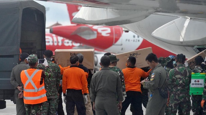 Petugas memindahkan Alat Pelindung Diri (APD) dari pesawat B737-400 milik TNI AU di Bandara I Gusti Ngurah Rai, Bali, Senin (23/3/2020). Ribuan APD dengan berat total 1,6 ton yang dikirim dari Lanud Halim Perdanakusuma tersebut selanjutnya akan didistribusikan ke beberapa rumah sakit di wilayah Bali, NTB dan NTT untuk penanganan COVID-19 atau virus Corona. ANTARA FOTO/Fikri Yusuf/foc.