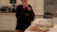 Bukti dirinya suka ngemil dapat terlihat dari momen yang satu ini. Bahkan ia sampai membuat cookies sendiri untuk camilannya ketika di rumah.  Foto: Instagram @charlotteslawrence