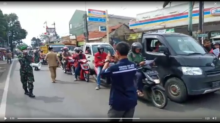Aparat Depok sosialisasi social distancing