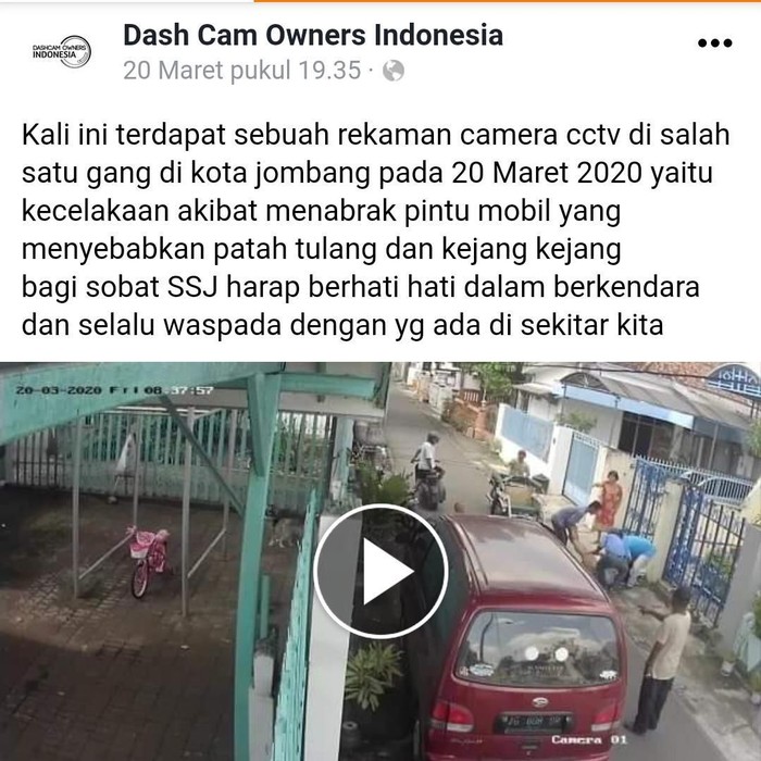 Video ibu dan balita bermotor menabrak pintu mobil yang dibuka seorang sopir viral di media sosial. Kecelakaan tersebut terjadi di Jombang.