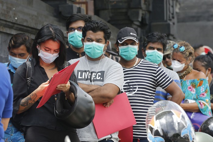 Sejumlah Warga Negara Asing (WNA) datangi kantor Imigrasi Kelas I Khusus Ngurah Rai, Bali. Mereka mengurus perpanjangan visa dan permohonan izin tinggal.