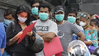 Sejumlah WNA mengantre di kantor Imigrasi Kelas I Khusus Ngurah Rai, Bali, Senin (23/3). AP Photo/Firdia Lisnawati.