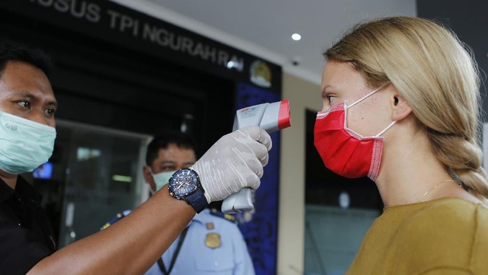 Sejumlah Warga Negara Asing (WNA) datangi kantor Imigrasi Kelas I Khusus Ngurah Rai, Bali. Mereka mengurus perpanjangan visa dan permohonan izin tinggal.