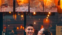 Wanita 34 tahun ini sering memamerkan momen kulineran mesra dengan Ganindra. Saat liburan di Kyoto, mereka menikmati ice cone sambil pose menggemaskan. Foto: Instagram andreadianbimo
