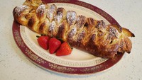 Pastry ala Danish ini terbuat dari apel yang ada di dapur. Kemudian disajikan dengan buah strawberry segar dan gula halus kreasi @komomostudio. Foto: Twitter