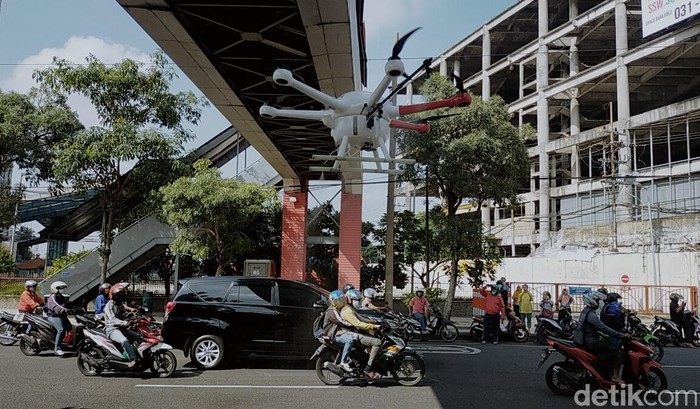 Ragam upaya pencegahan penyebaran virus Corona terus dilakukan di Surabaya. Pemkot Surabaya pun gunakan drone untuk semprot jalanan dengan disinfektan.