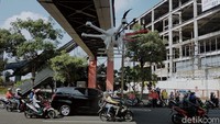 Pemkot Surabaya menggunakan drone untuk menyemprotkan disinfektan di jalanan Surabaya, Senin (23/3/2020).