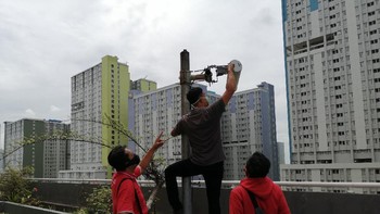 Beginilah suasana persiapan penyediaan dan penguatan kapasitas jaringan broadband di Rumah Sakit Darurat khusus untuk penanganan pasien pandemi COVID-19 di Wisma Atlet Kemayoran Jakarta. Foto: dok. Telkomsel