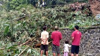 Tebing kebun bambu di Kampung Bojong Kuring yang berada di Kecamatan Cibadak, Sukabumi, longsor pada Minggu (22/3) malam.